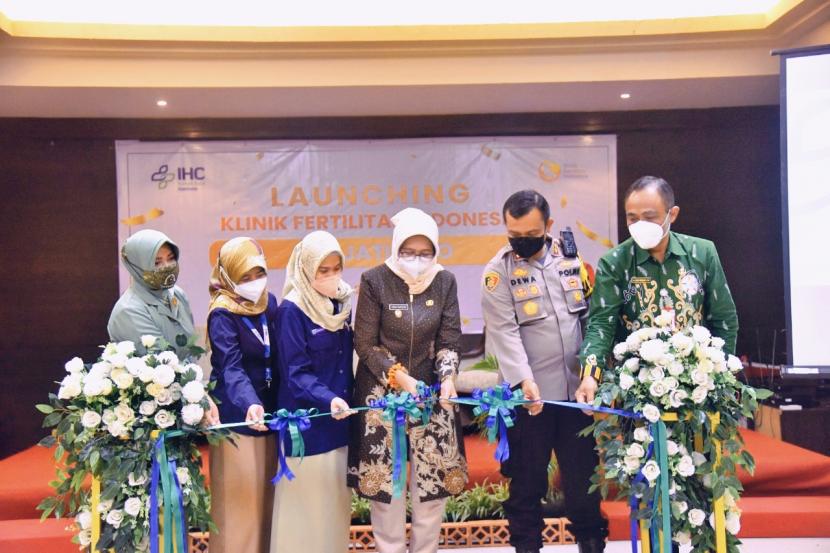 Wakil Bupati Lumajang Indah Amperawati (tengah) meluncurkan Klinik Fertilitas Indonesia RS Djatiroto di Hall Arjuna Hotel GM Lumajang, Selasa (22/3/2022). Layanan ini merupakan yang pertama dimiliki masyarakat Kabupaten Lumajang. 