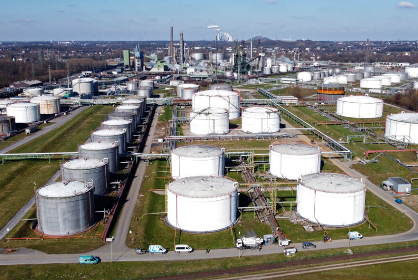 Perusahaan minyak dan gas asal Prancis, Total Energies, telah memutuskan untuk tidak lagi membeli minyak dan produk minyak Rusia.