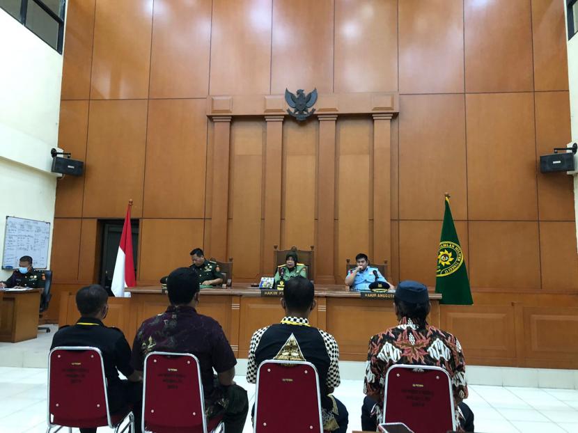 Sidang kasus pembunuhan dua remaja sipil di Nagreg, Jawa Barat, dengan terdakwa Kolonel Infanteri Priyanto. Empat orang saksi diperiksa dalam sidang yang digelar di Pengadilan Militer Tinggi II Jakarta, Jakarta Timur, Kamis (24/3).