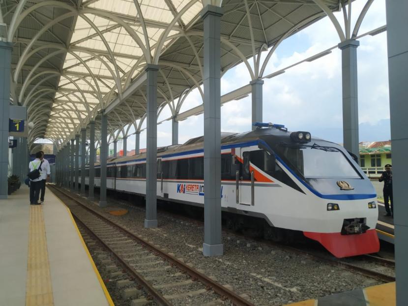 Kereta bersiap berangkat dari Stasiun Garut, Kamis (24/3/2022). 