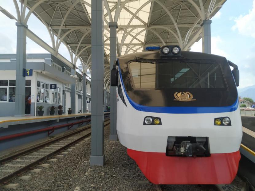 Suasana Stasiun Garut, Kamis (24/3/2022). Jalur kereta api Cibatu-Garut telah resmi dioperasikan kembali setelah hampir 40 tahun tak digunakan. Pemkab Garut siap menyambut dan melayani wisatawan yang datang berkunjung.
