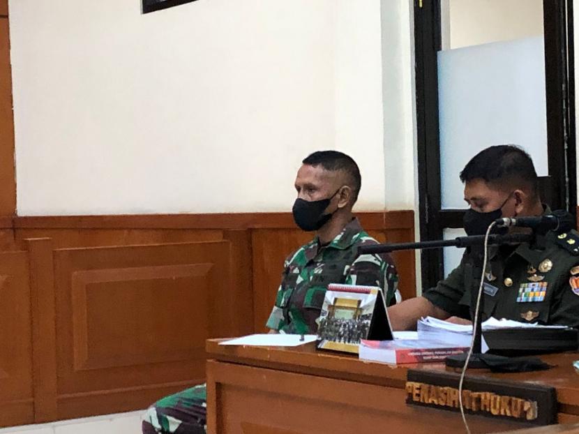 Terdakwa kasus dugaan pembunuhan dua remaja sipil di Nagreg, Jawa Barat, Kolonel Infanteri Priyanto (pertama dari kiri) saat mengikuti sidang lanjutan di Pengadilan Militer Tinggi II Jakarta, Jakarta Timur, Kamis (24/3).
