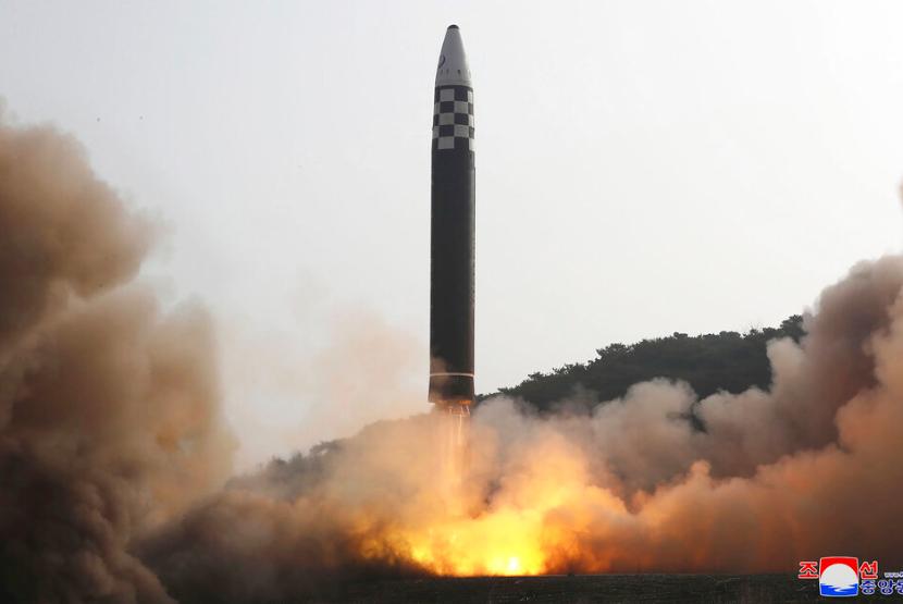 Foto yang didistribusikan oleh pemerintah Korea Utara ini menunjukkan apa yang dikatakannya sebagai uji coba rudal balistik antarbenua (ICBM) Hwasong-17, di lokasi yang dirahasiakan di Korea Utara pada 24 Maret 2022.