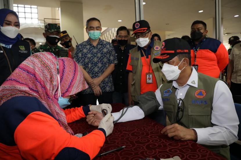 Kepala BNPB sekaligus Ketua Satgas Penanganan Covid-19 Letjen TNI Suharyanto S.Sos., M.M, (kemeja putih rompi) berdialog dengan para peserta vaksinasi.