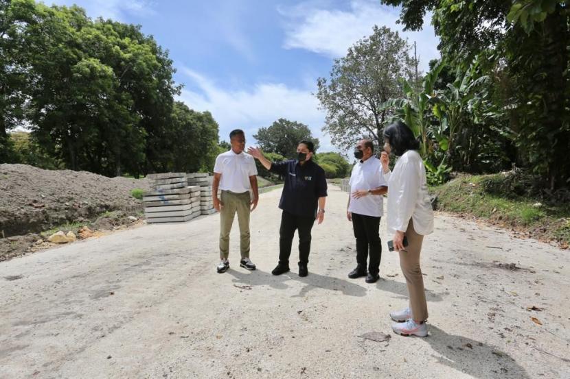 Menteri BUMN Erick Thohir mengecek pembangunan Bali International Hospital dan Renovasi Bali Beach Hotel Sanur.