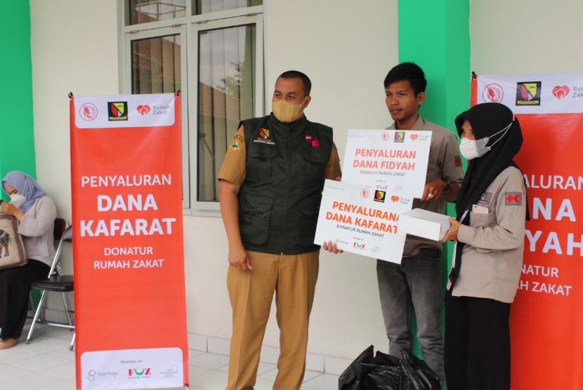 Rumah Zakat menyalurkan bantuan dalam Program Fidyah dan Dana Kafarat Berbagi Makanan bersama dengan Yayasan Sadar Peduli Negeri dan UPTD Keterlantaran dan Disabilitas Dinas Sosial Baleendah Kabupaten Bandung 