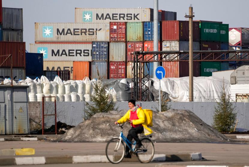 Peti kemas dari perusahaan Maersk terlihat antara lain di terminal transshipment di St. Petersburg, Rusia, Kamis, 24 Maret 2022. Amerika Serikat (AS) memberlakukan sanksi terbaru pada Rusia atas invasinya ke Ukraina. 