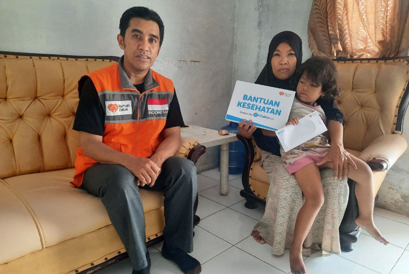 Rumah Zakat menyalurkan bantuan kesehatan dari donatur Kitabisa.com kepada Septiyani seorang anak berusia 4 tahun dengan kondisi tuli.