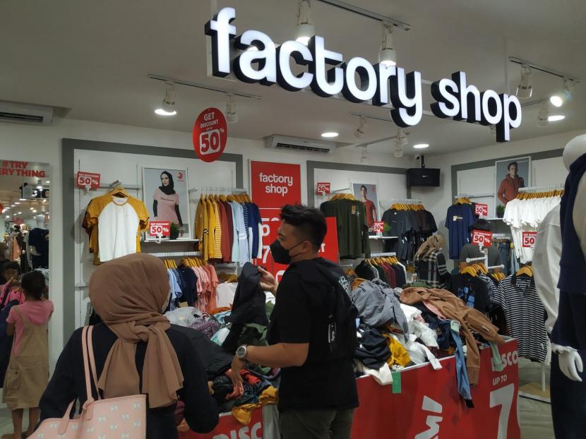 Pengunjung melihat produk fesyen di 3Second Family Store, Jalan KH Z Mustofa, Kota Tasikmalaya, Jumat (1/4/2022).