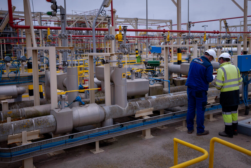 Operator bekerja di kilang regasifikasi Enagas, kilang LNG terbesar di Eropa, di Barcelona, Spanyol, Selasa, 29 Maret 2022. Presiden Rusia Vladimir Putin pada Jumat (30/12/2022) menandatangani dekrit untuk mengizinkan negara-negara Barat yang 