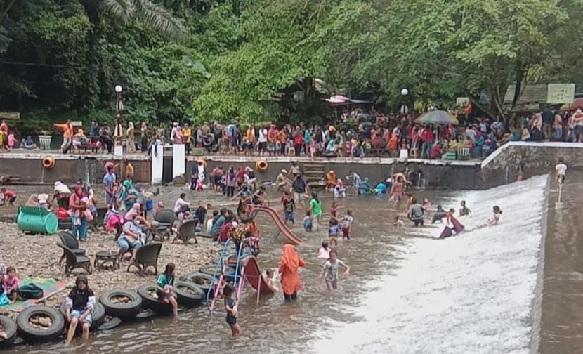 Ribuan warga memadati kompleks sumber mata air Umbul Senjoyo di Desa Tegalwaton, Kecamatan Tengaran, Kabupaten Semarang, Sabtu (2/4). Mereka antusias melakukan tradisi padusan yang sudah dua tahun terakhir tidak dilaksanakan akibat pandemi Covid-19.