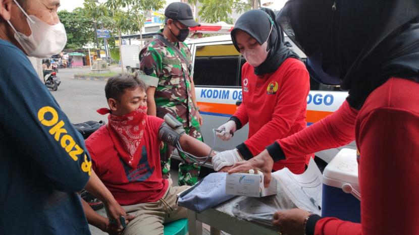 Kodim 0802/Ponorogo melaksanakan serbuan vaksinasi secara mobile di Jalan Suromenggolo, Kota Ponorogo, Selasa (5/4/2022). 