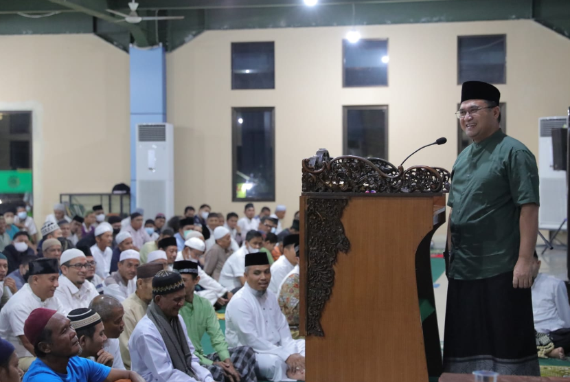  Gubernur Erzaldi dalam ceramah singkatnya saat salat Isya dan Tarawih di Masjid Muhajirin Pangkalpinang, Rabu (6/4/22). 