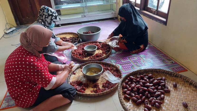 Geliat produksi ‘torakur’ (tomat rasa kurma) warga di Dusun Ampelgading, Desa Kenteng, Kecamatan Bandungan, Kabupaten Semarang, Kamis (7/4). UMKM oleh- oleh khas Bandungan ini bergairah menyambut Ramadhan dan Lebaran tahun 2022 ini.