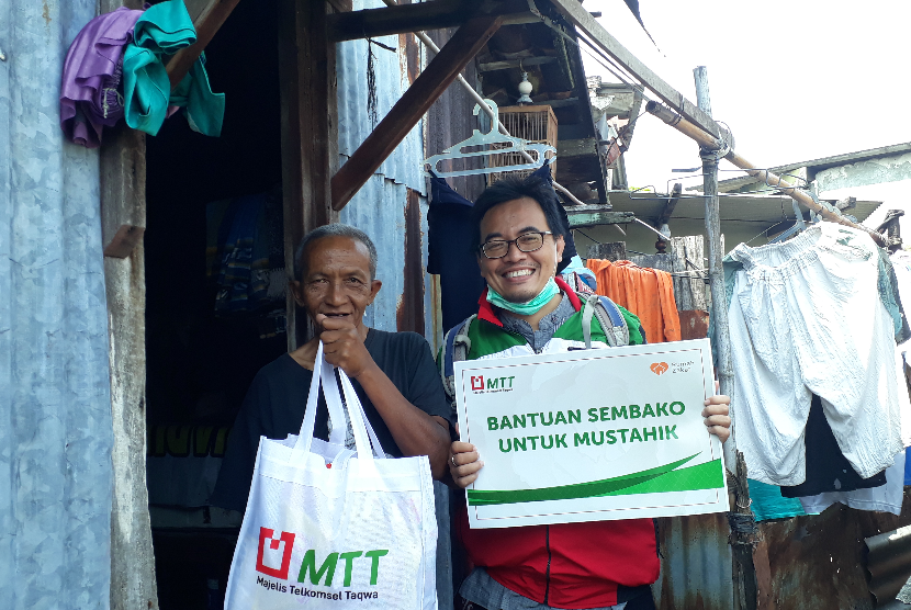 MTT Telkomsel melalui Rumah Zakat menyalurkan bantuan paket sembako kepada 72 warga membutuhkan yang berada disekitar kantor yaitu di kelurahan Pleburan dan Kelurahan Sumurboto sebagai wilayah Ring I kantor MTT Telkomsel.