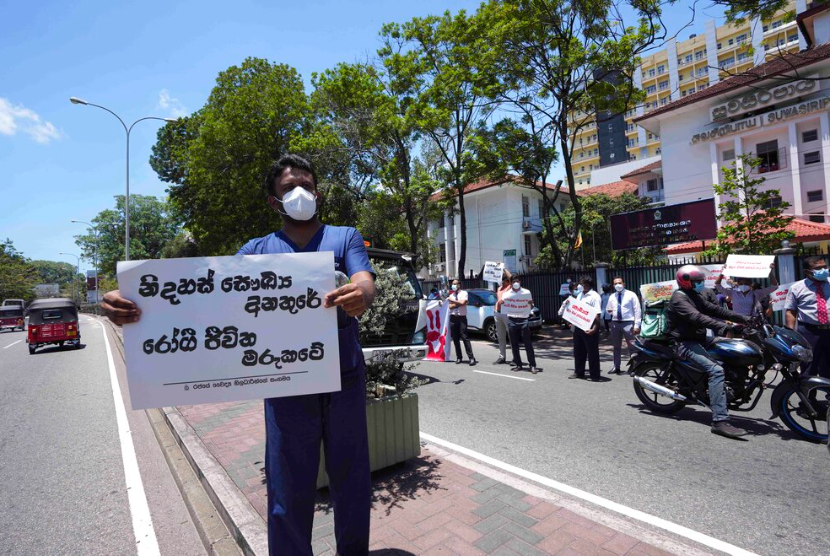 Seorang dokter pemerintah Sri Lanka memprotes pemerintah di dekat rumah sakit nasional di Kolombo, Sri Lanka, Rabu, 6 April 2022.