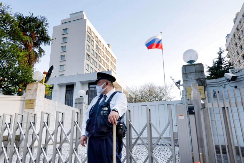 Seorang polisi berjaga di Kedutaan Besar Rusia di Tokyo. Jumat, 8 April 2022. Pemerintah Jepang telah menyatakan konsul Rusia di kota Sapporo sebagai persona non-grata karena tuduhan spionase. 