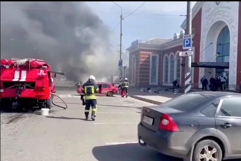 Dalam gambar dari video yang dipublikasikan di saluran Telegram Presiden Ukraina Volodymyr Zelenskyy, asap mengepul setelah Rusia menembaki stasiun kereta api di Kramatorsk, Ukraina, Jumat, 8 April 2022.