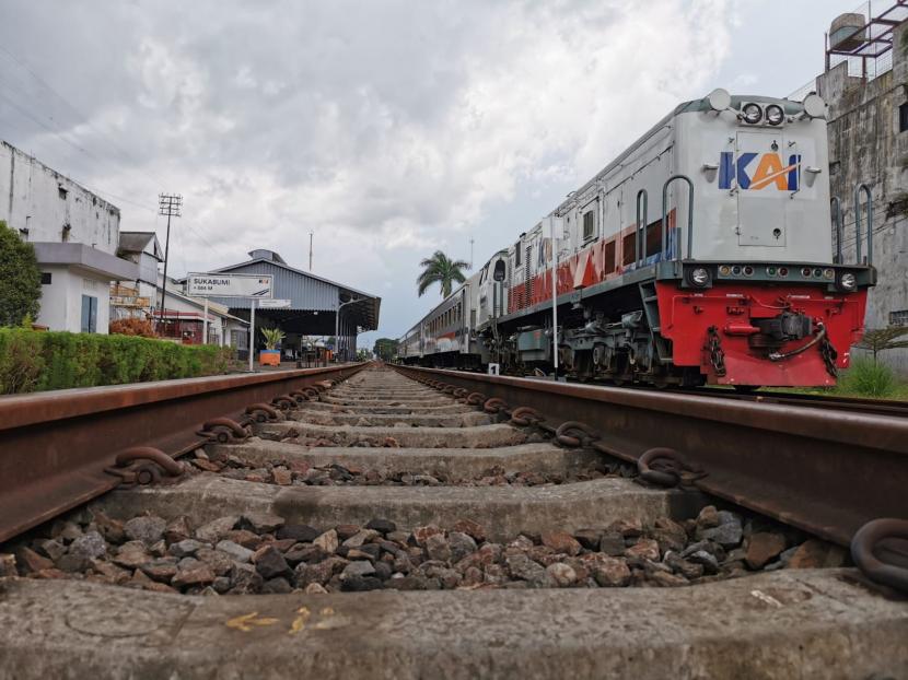 Kereta Api lokal Pangrango Bogor-Sukabumi. Badan Penelitian dan Pengembangan Kementerian Perhubungan memprediksi volume penumpang modakereta api akan mencapai 7,6 juta orang selama periode mudik Lebaran 2022.