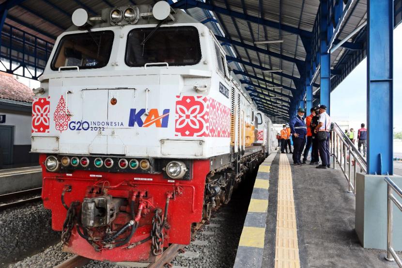 Kereta Api lokal Pangrango Bogor-Sukabumi (ilustrasi). PT Kereta Api Indonesia (Persero) Daop 1 Jakarta membatalkan perjalanan Kereta Api (KA) Pangrango lintas Sukabumi - Bogor (PP) akibat longsor di KM 38+5 antara Stasiun Cibadak-Parungkuda, pada Senin (20/6/2022).