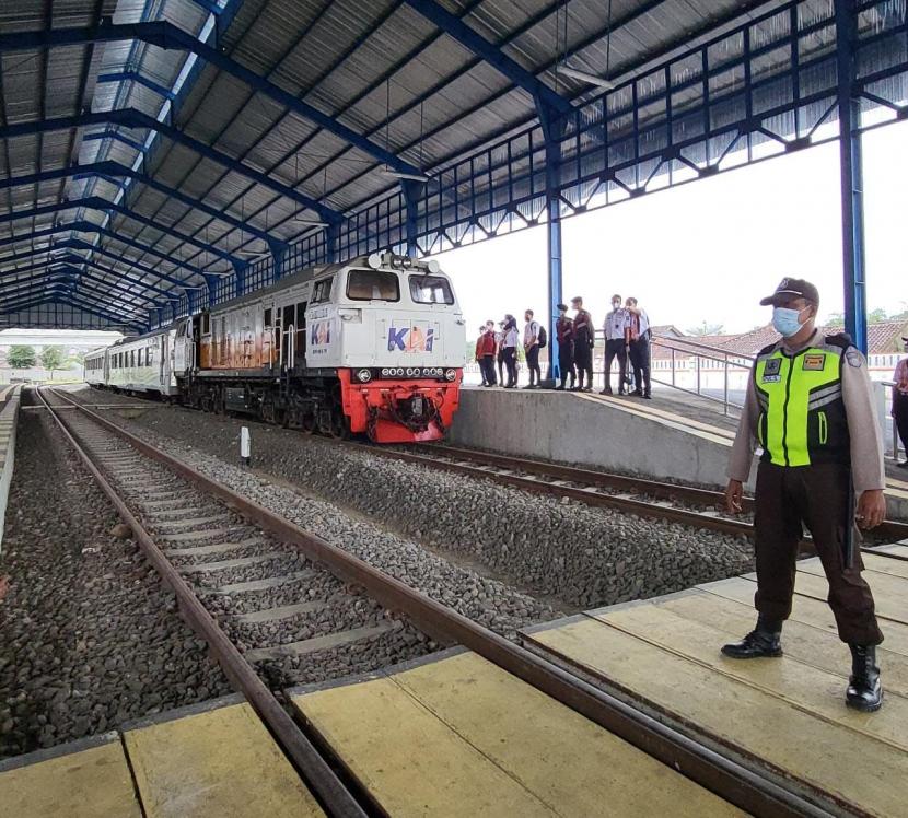 Kereta Api lokal Pangrango Bogor-Sukabumi akan kembali beroperasi, Ahad (10/4). 