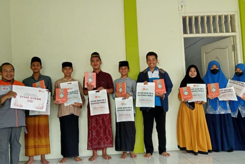 Relawan Inspirasi Rumah Zakat menyalurkan bantuaan sejumlah 12 Alquran dan 12 sajadah muka untuk para penghafal Alquran di Rumah Quran Al Husyami Desa Berdaya Kendalsari, Sumobito, Jombang.