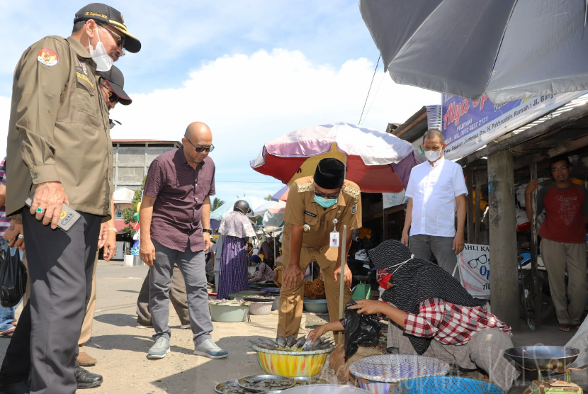 Paman Birin menyempatkan waktu menyinggahi Pasar Alabio berlokasi di Jalan Kalinegara RT 4 Kecamatan Alabio, Kabupaten Hulu Sungai Utara.