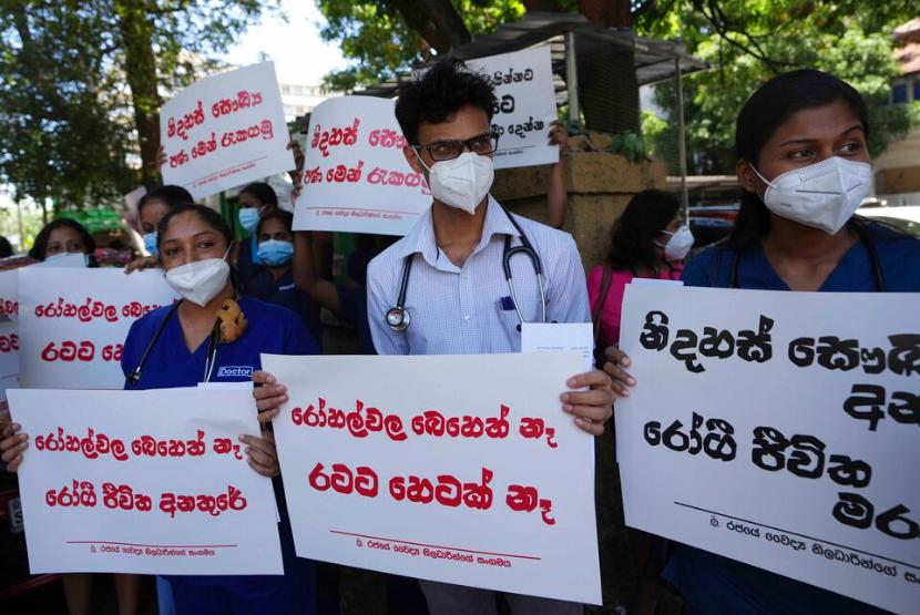 Krisis ekonomi yang melanda Sri Lanka memberikan pukulan paling keras terhadap sistem pelayanan kesehatan gratis dan menyeluruh bagi rakyatnya. Rumah sakit terbesarnya mengalami kebangkrutan.