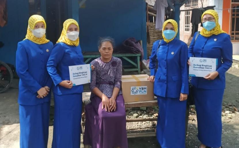 Para ibu PIKK PLN Unit Pelaksana Pengaturan Beban Jawa Trngah dan Daerah Istimewa Yogyakarta (UP2B JTD) bersinergi dengan Yayasan Baitul Maal (YBM) PLN UP2B JTD menyalurkan langsung paket bahan kebutuhan pokok kepada warga miskin, di sekitar kantor PLN UP2B JTD, di Kabupaten Semarang, Selasa (12/4).