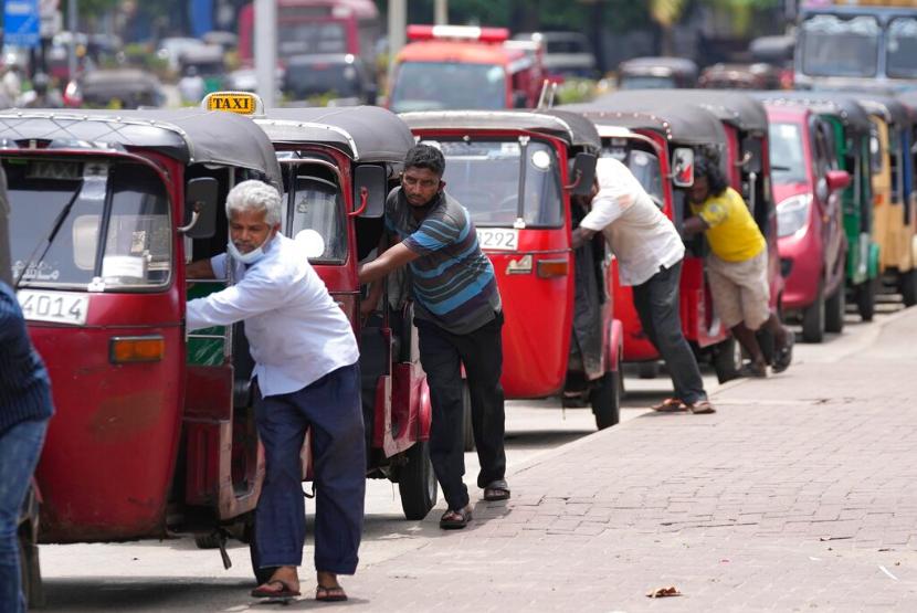 Pengemudi becak mobil Sri Lanka mengantri untuk membeli bensin di dekat sebuah pompa bensin di Kolombo, Sri Lanka. Bank Dunia telah setuju untuk memberikan bantuan keuangan senilai 600 juta dolar AS (sekitar Rp8,65 triliun) 