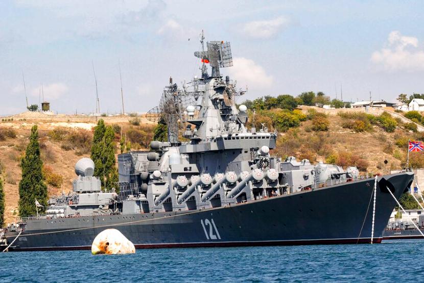 Kapal penjelajah rudal Rusia Moskva, unggulan Armada Laut Hitam Rusia terlihat berlabuh di pelabuhan Laut Hitam Sevastopol