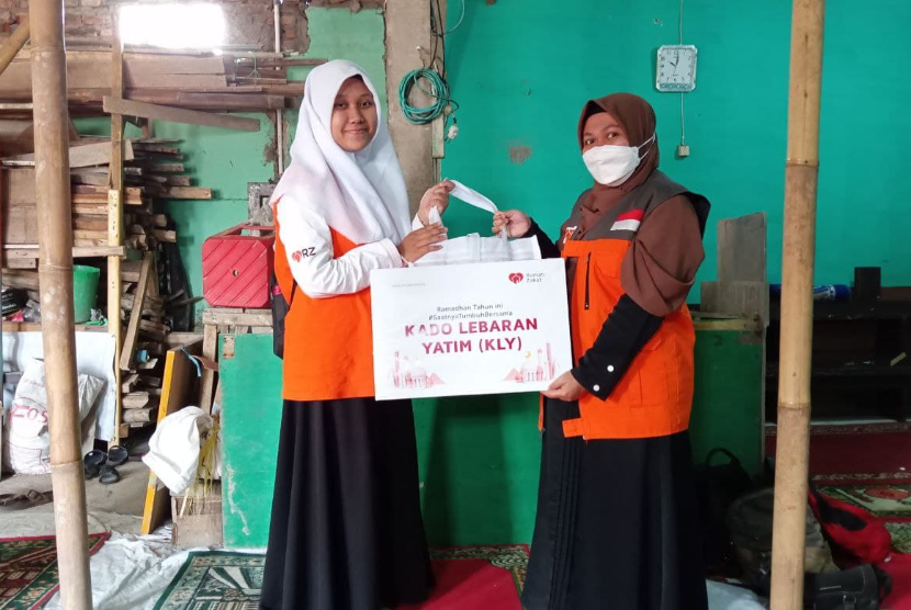 Sebanyak enam buah paket Kado Lebaran Yatim (KLY) telah disalurkan kepada anak Yatim dan Dhuafa di wilayah binaan Kecamatan Cimahi Utara, Kota Cimahi, Jawa Barat pada hari Ahad (10/4/2022).