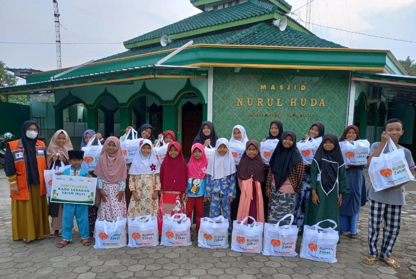 Rumah Zakat dan Pegadaian Syariah Raden Intan memberikan Kado Lebaran Yatim kepada 17 Anak Juara yang ada di wilayah Labuhan Ratu.