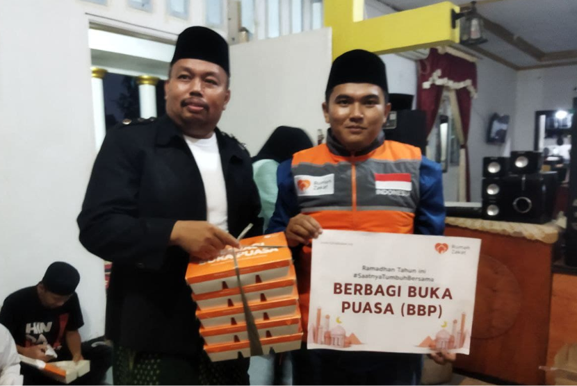  Program Berbagi Buka puasa dari Rumah Zakat di Pondok pesantren Yatim Dhuafa dan Tunanetra Cahaya Al-Anshor kecamatan Citeureup, Kabupaten Bogor, Jawa Barat.