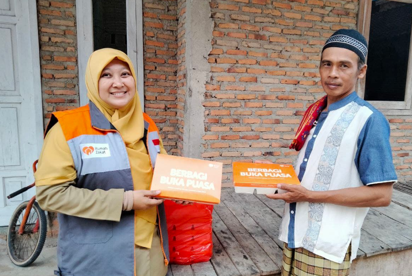 Rumah Zakat membagikan paket Berbagi Buka Puasa (BBP) di Desa Berdaya Bumisari, Natar, Kabupaten Lampung Selatan, Lampung pada Senin (18/4/2022).