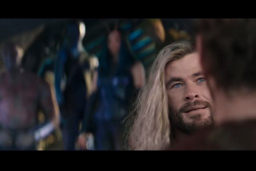 Chris Hemsworth mengulangi perannya sebagai Thor dalam Thor: Love and Thunder. Dalam cuplikan yang dirilis Senin (18/4/2022), Thor tampak sedang menatap Star-Lord.