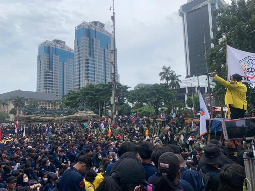 Ribuan mahasiswa yang tergabung dalam Aliansi Mahasiswa Indonesia (AMI) melakukan aksi unjuk rasa, di kawasan Patung Kuda, Silang Merdeka Barat Daya, Gambir, Jakarta Pusat pada Kamis (21/4).