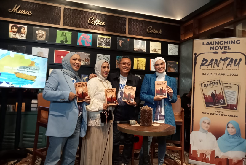 Peluncuran novel Rantau, karya Futri Zulya dan Zita Anjani, yang mengisahkan perjuangan ayah mereka Zulkifli Hasan saat merantau dari Lampung Selatan ke Jakarta.