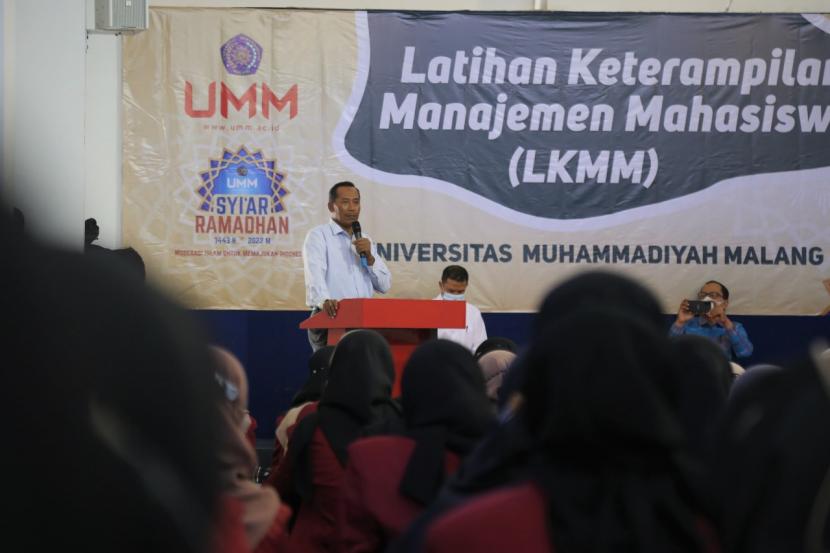 Universitas Muhammadiyah Malang (UMM) mengadakan Latihan Kepemimpinan dan Manajemen Mahasiswa (LKMM) dengan mengkaji mengenai sociopreneurship dan spirit eksistensi organisasi. Adapun LKMM yang dilaksanakan selama tiga hari sejak Selasa (19/4) lalu ini diikuti lebih dari 170 peserta fungsionaris dari lembaga intra mahasiswa hingga unit kegiatan mahasiswa di UMM