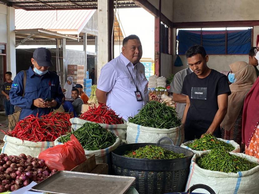 Direktur Alat Mesin Pertanian Kementerian Pertanian (Alsintan Kementan), Andi Nur Alam Syah bersama Dinas Pangan Provinsi Daerah Istimewa Aceh melakukan pemantauan terhadap situasi stabilitas pasokan dan harga pangan di pasaran.