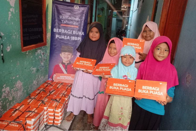 Rumah Zakat menyalurkan paket Berbagi Buka Puasa (BBP) sebanyak 70 paket kepada anak-anak TPA Al-Islah di Kelurahan Bojong Jaya, Kota Tangerang, Jawa Barat pada Senin (18/4/2022). 