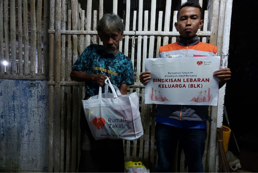 Rumah Zakat Malang menyalurkan Bingkisan Lebaran Keluarga (BLK) di hari ke tujuh belas Ramadhan, Selasa (19/4/2022). 