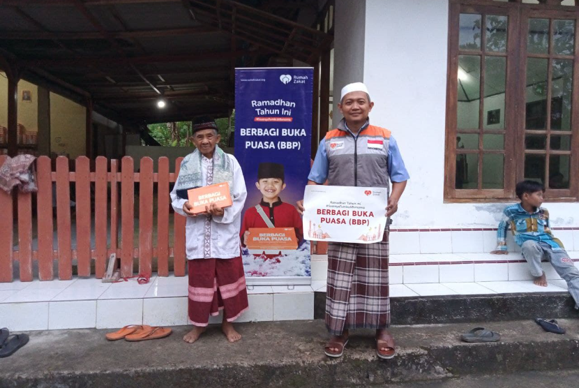 Rumah Zakat mengirimkan 165 paket Berbagi Buka Puasa (BBP) di Masjid Baiturrahman, Desa Berdaya Giripurwo, kecamatan Girimulyo, Kabupaten Kulon Progo, Yogyakarta pada Sabtu (24/4/2022).