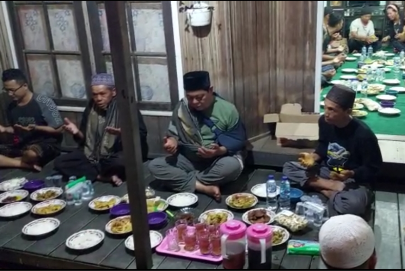  Gubernur Kalimantan Selatan (Kalsel) Sahbirin Noor tampak menikmati sajian makan sahur bersama, yang disajikan warga  Sungai Lulut Dalam, Kecamatan Banjarmasin Timur, Selasa (26/4/2022).