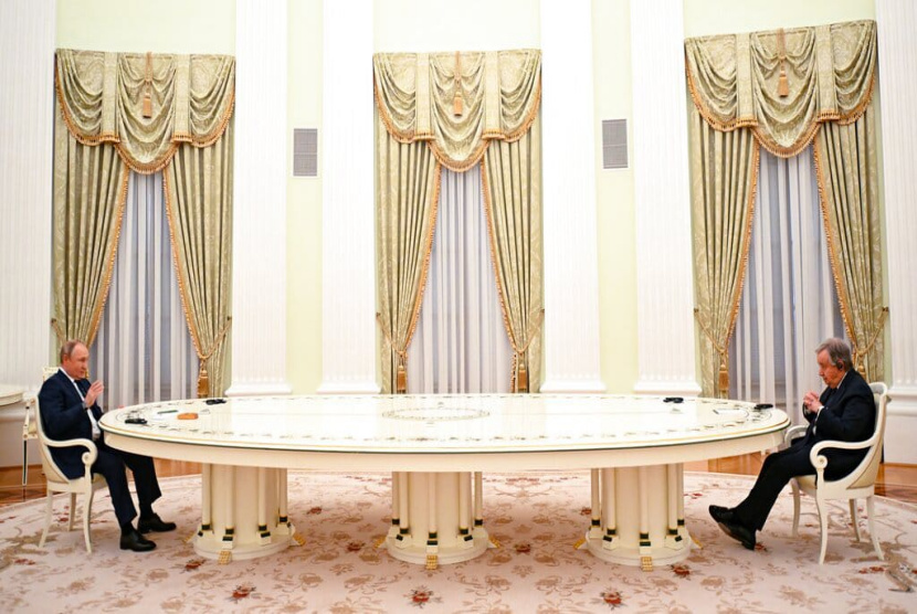 .Presiden Rusia Vladimir Putin, kiri, berbicara kepada Sekretaris Jenderal PBB Antonio Guterres selama pertemuan mereka di Kremlin, di Moskow, Rusia, Selasa, 26 April 2022.
