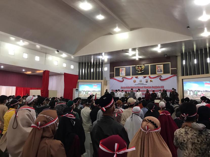 Ratusan warga Kabupaten Dharmasraya, Sumatra Barat ikuti cabut bai’at massal mantan anggota jaringan Negara Islam Indonesia (NII) sekaligus pengucapan sumpah setia NKRI di Auditorium kanto Bupati Dharmasraya, Rabu (27/4)