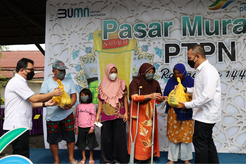 CEO PTPN V, Jatmiko Santosa, saat tengah menyerahkan paket minyak goreng dan gula murah kepada masyarakat. PTPN V menyalurkan 12 ton minyak goreng dan gula murah kepada masyarakat Bumi Lancang Kuning, Riau.