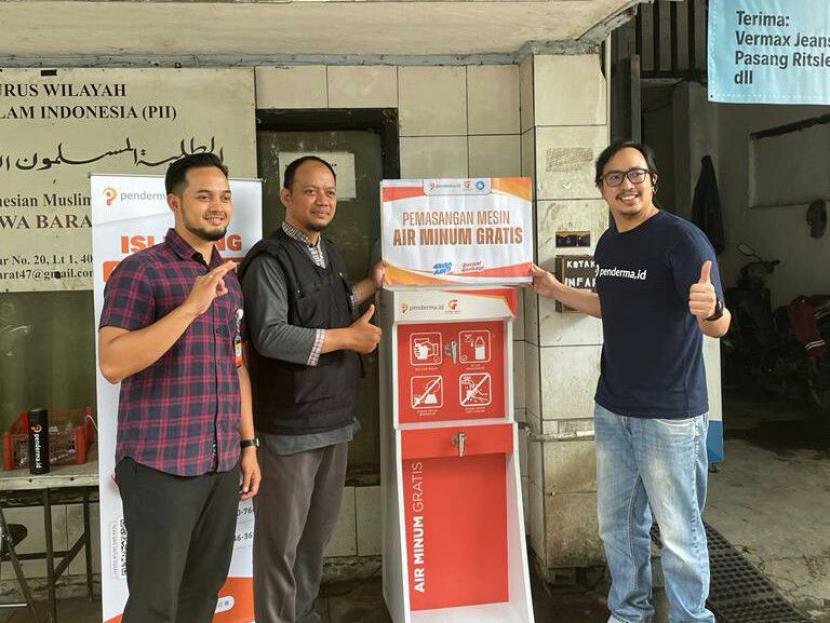 Penderma.id bekerja sama dengan Golden Future Indonesia hibahkan satu unit Mesin Air Minum Gratis (AMG) untuk digunakan jamaah Masjid “Transit” Saifuddaulah, Stasiun Timur Bandung.