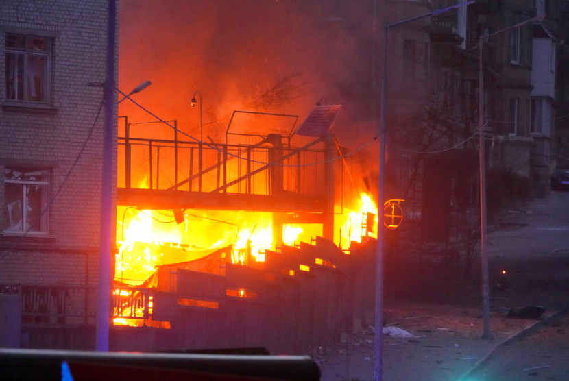 Kebakaran setelah serangan roket Rusia terlihat di Kyiv, Ukraina, Kamis, 28 April 2022.