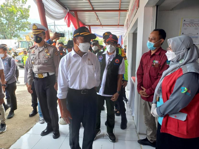 Menko PMK, Muhadjir Effendy, dan Kepala BNPB, Letjen TNI Suharyanto, meninjau Pos Terpadu Limbangan di Kabupaten Garut, Jumat (29/4/2022).